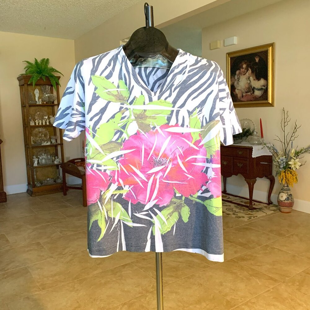 Sue Who? Originals Embellished Floral T-shirt Excellent Condition size Large